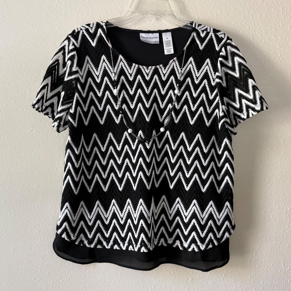 Alfred Dunner Petite Black White Chevron Zig Zag Short Sleeve Top with Necklace
